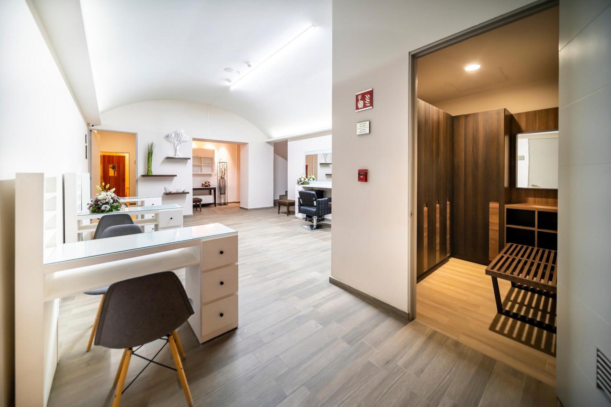 Metria Hotel Leon Luaran gambar A typical apartment at the complex