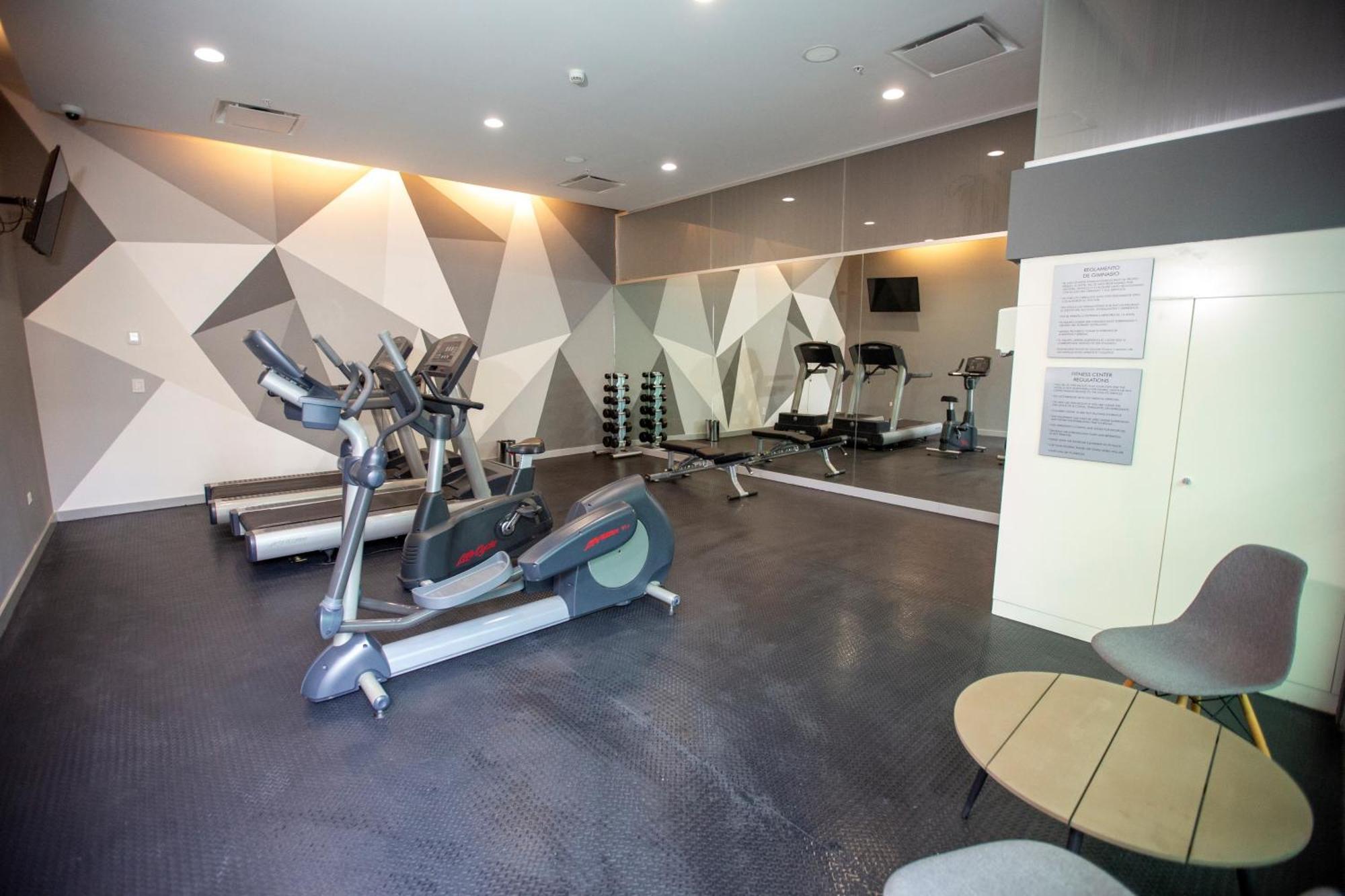 Metria Hotel Leon Luaran gambar The gym at the hotel