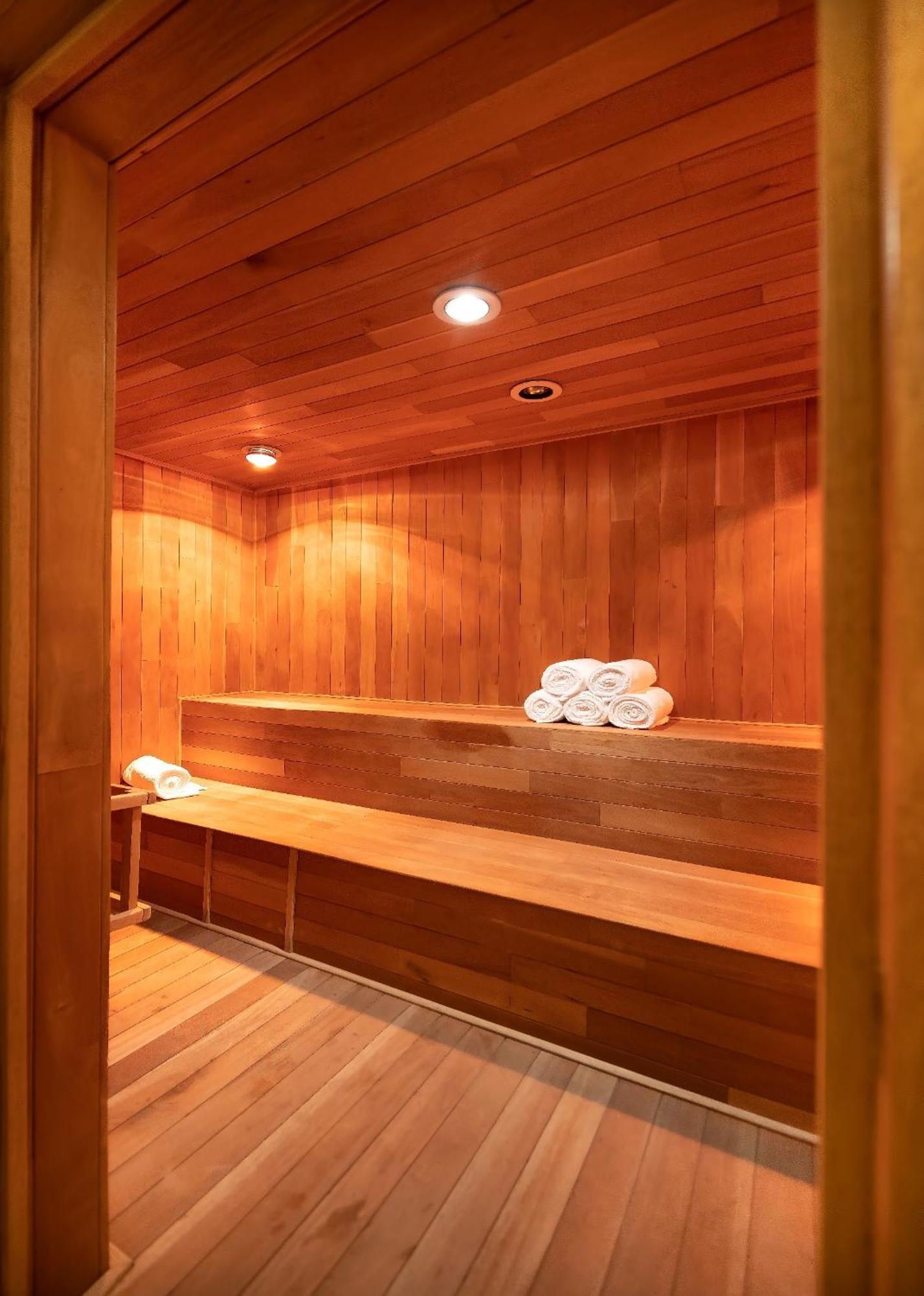 Metria Hotel Leon Luaran gambar A modern Finnish sauna