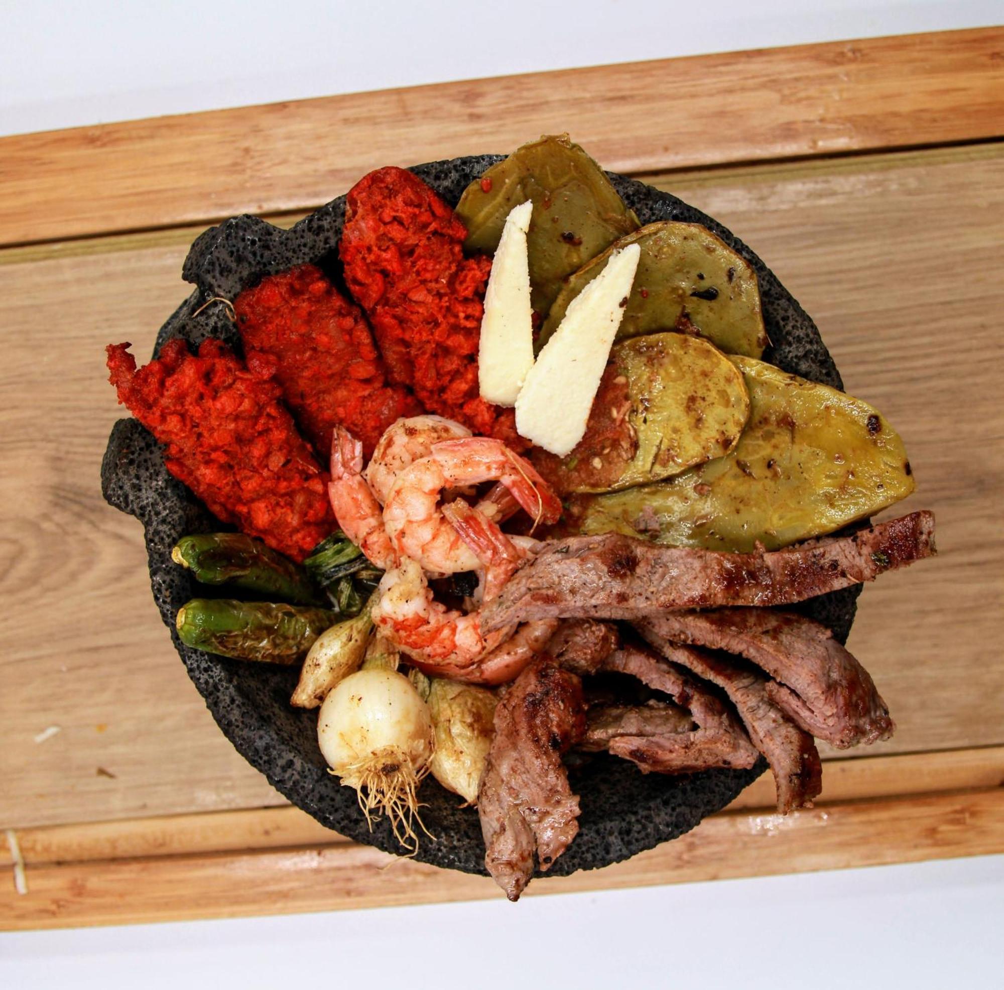 Metria Hotel Leon Luaran gambar A plate of assorted grilled meats