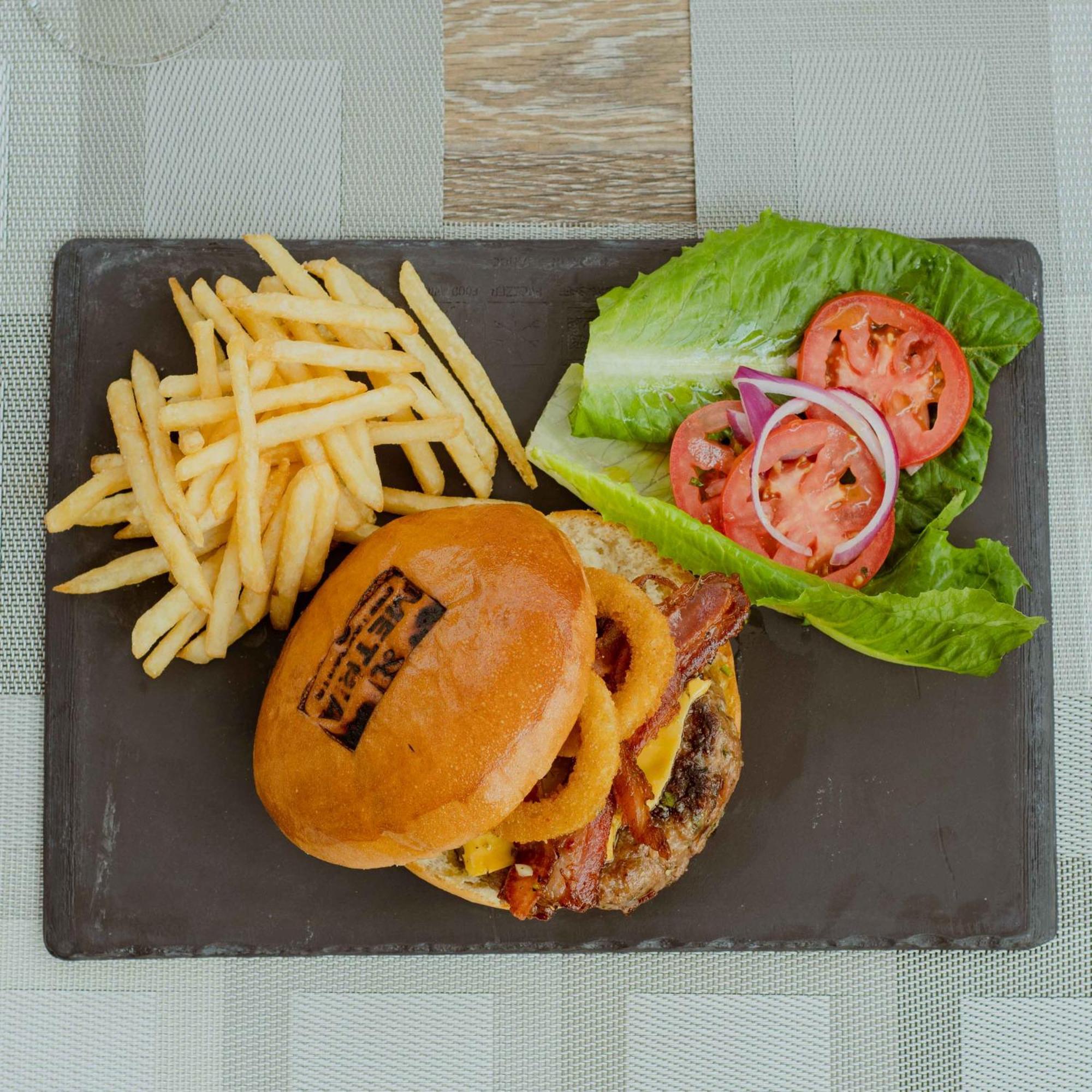 Metria Hotel Leon Luaran gambar A cheeseburger with fries