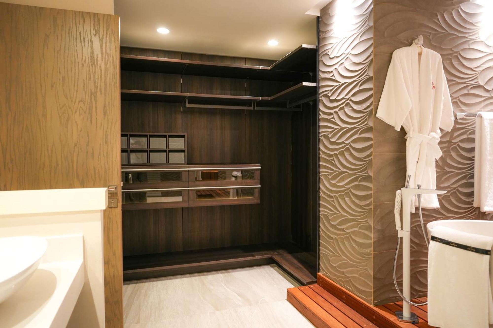 Metria Hotel Leon Luaran gambar A shower enclosure