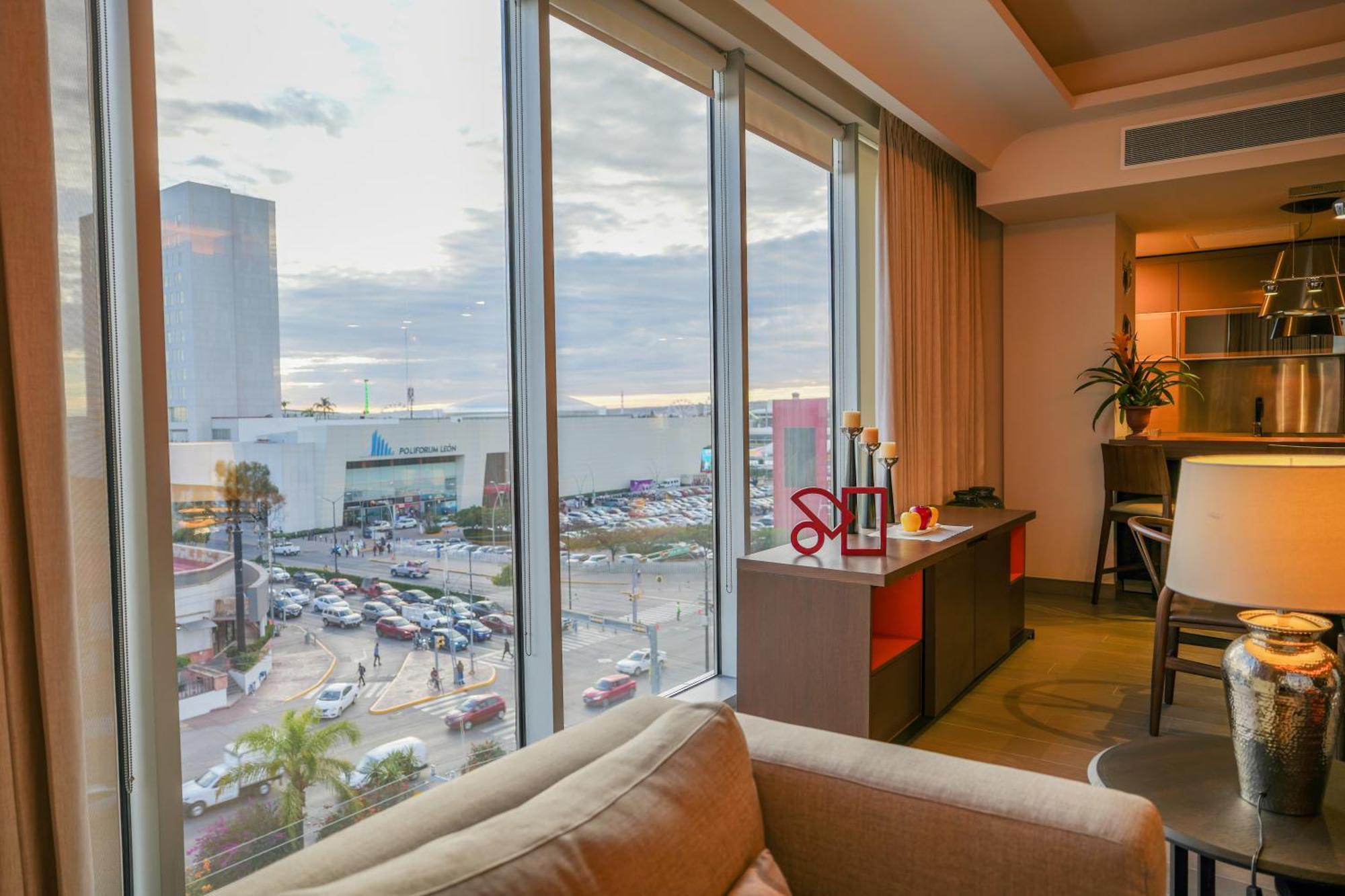 Metria Hotel Leon Luaran gambar A view from a suite at the JW Marriott Phoenix.